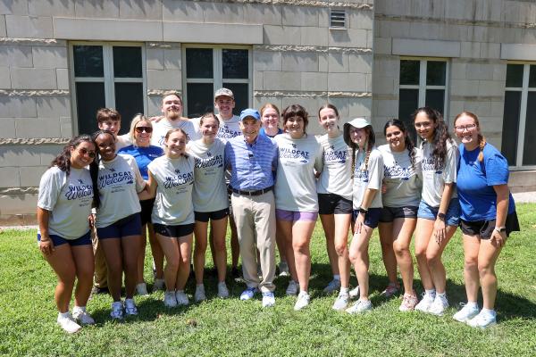 UK President Eli Capilouto poses with peer mentors at Pigman Hall during Big Blue Move-in 2025.